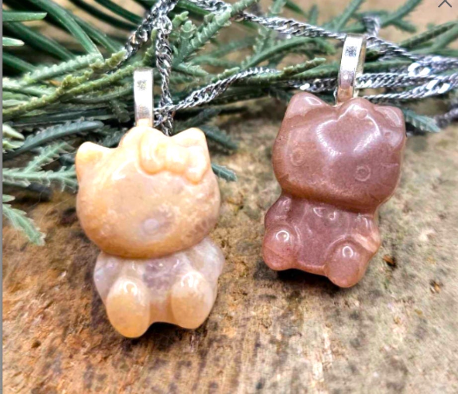 Adorable Nature Stone Agate Carved  Kitty Pendant Necklace