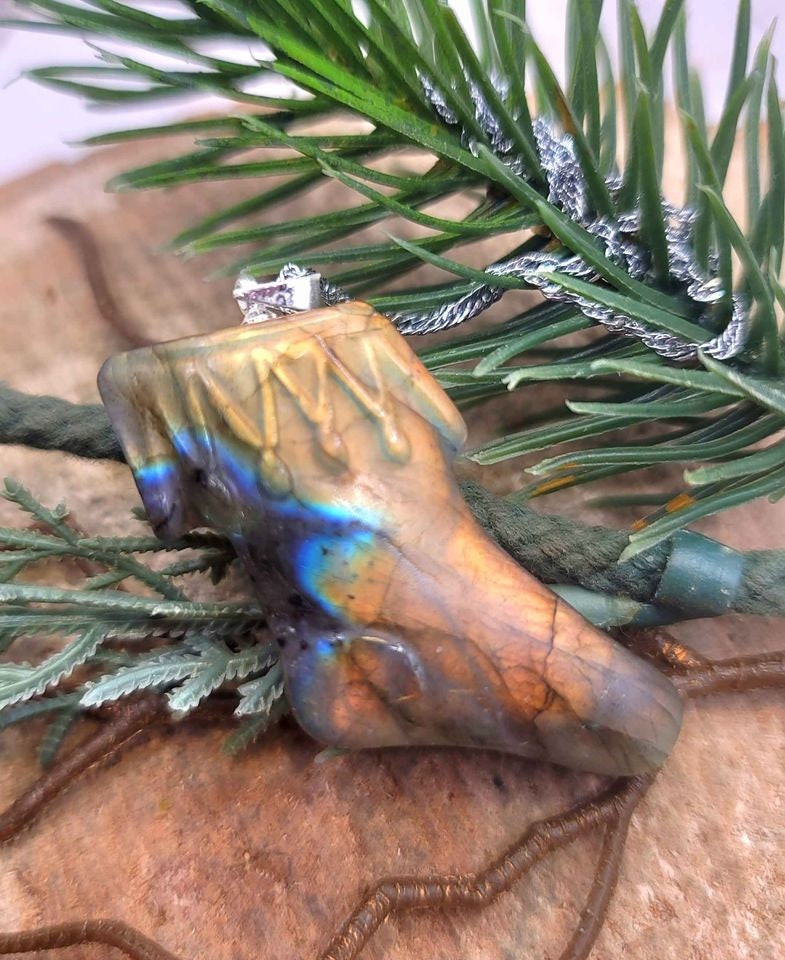 Beautiful Nature Labradorite Strong Flash Hand Carved Stocking Pendant Necklace