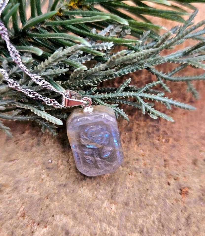 Nature Labradorite Carved Flashy Rose Portrait Pendant Necklace