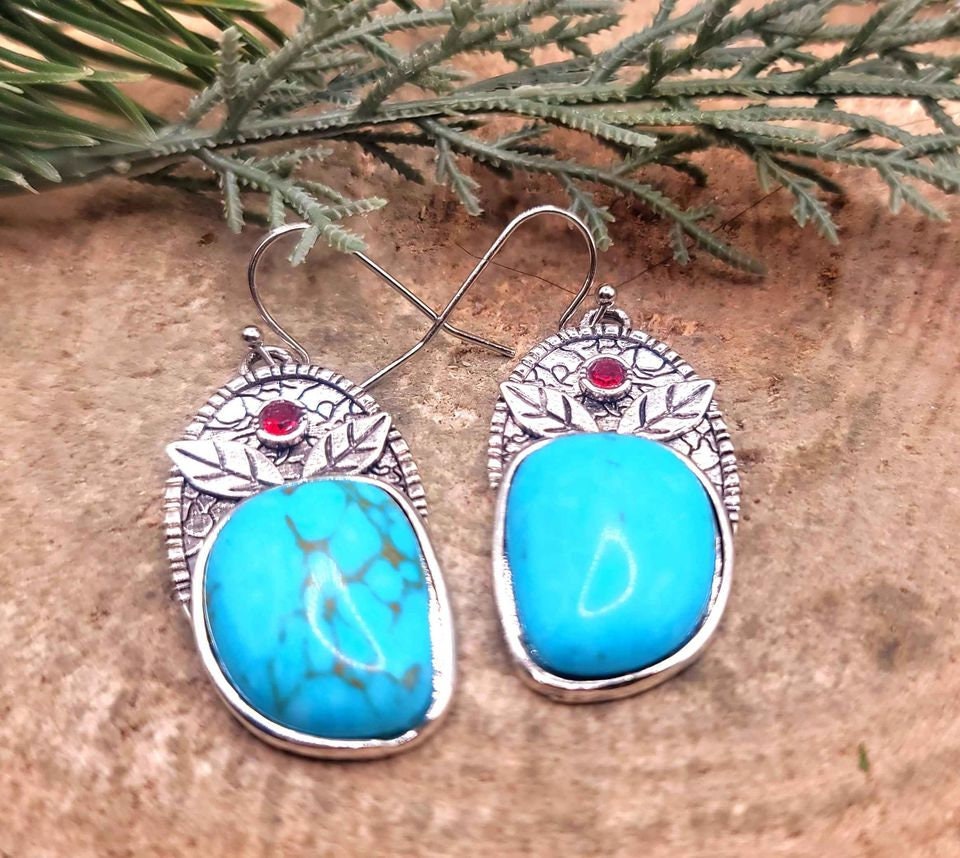Beautiful Silver Tone Turquoise Accent Howlite Leaf Carved Pendant Necklace