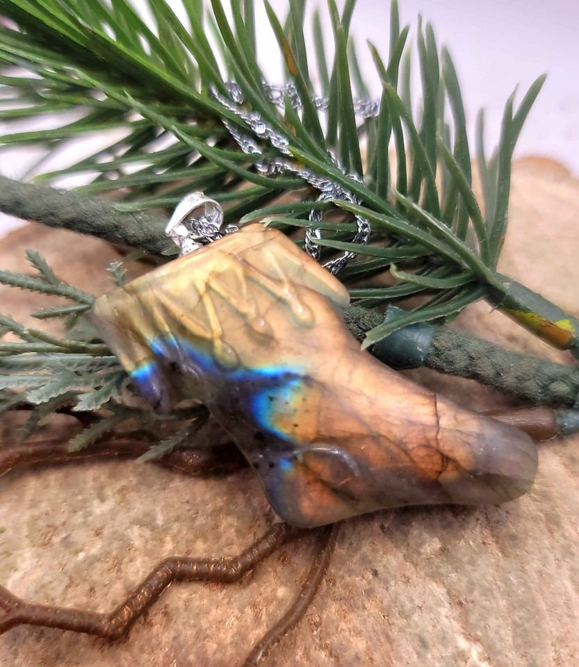 Beautiful Nature Labradorite Strong Flash Hand Carved Stocking Pendant Necklace