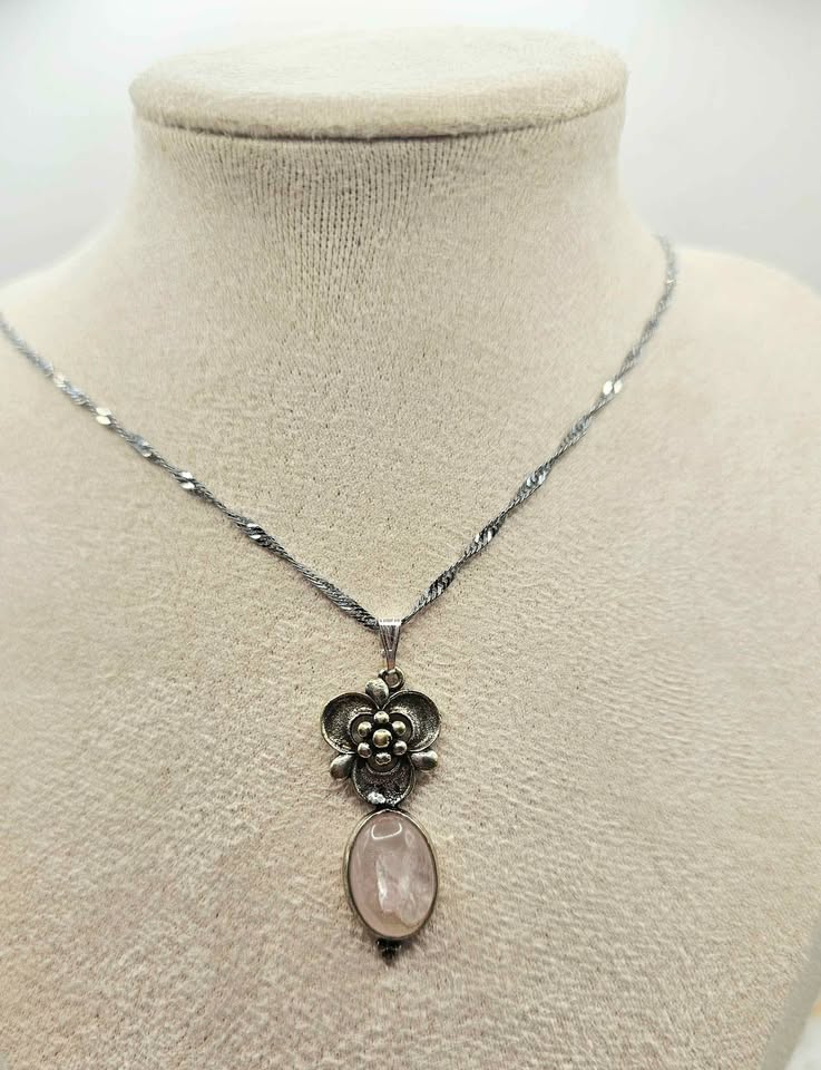 Nature Rose Quartz Silver Flower Pendant Necklace