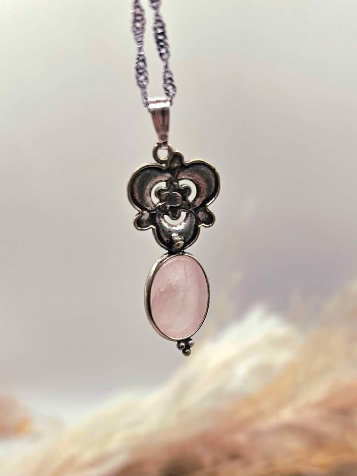 Nature Rose Quartz Silver Flower Pendant Necklace