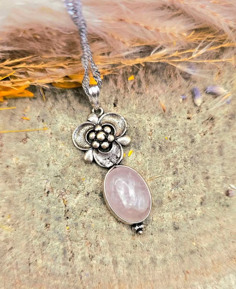 Nature Rose Quartz Silver Flower Pendant Necklace