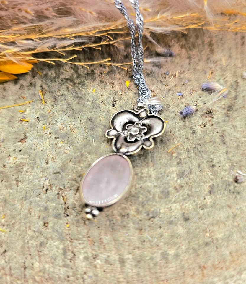Nature Rose Quartz Silver Flower Pendant Necklace