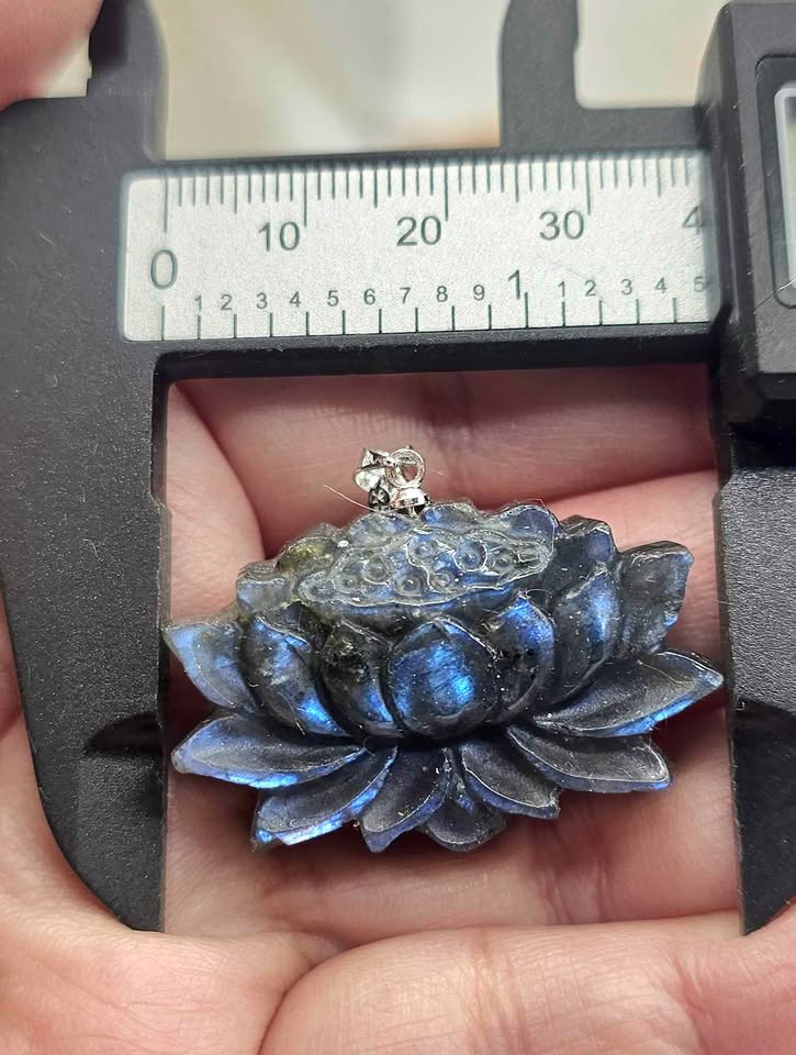 Nature Labradorite Carved Flashy Lotus Flower Pendant Necklace