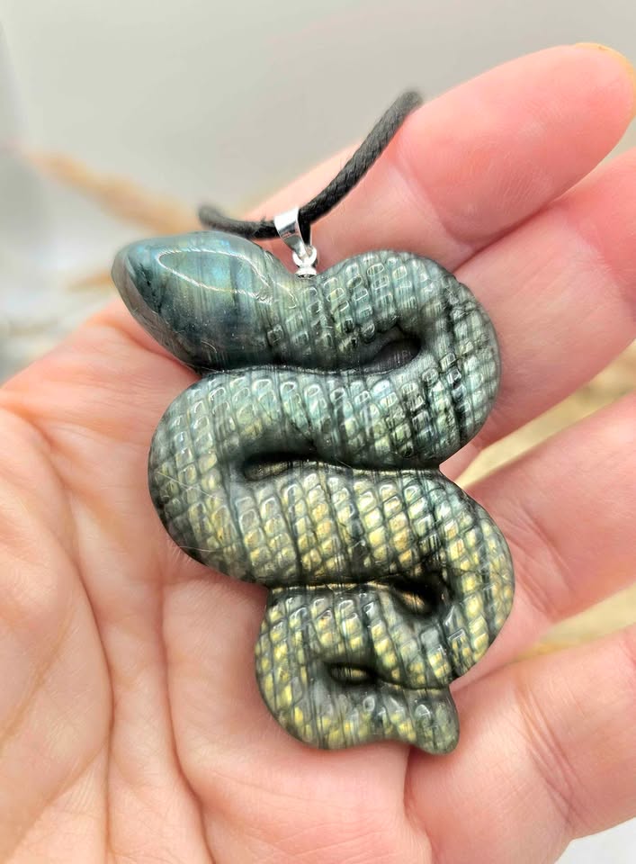 Nature Labradorite Carved Flashy Snake Pendant Necklace