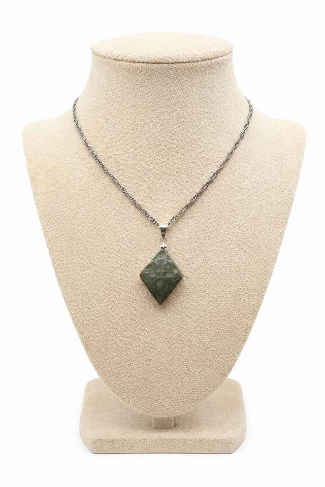 Nature Labradorite Carved Fleur-de-lis Symbol Tile Pendant Necklace