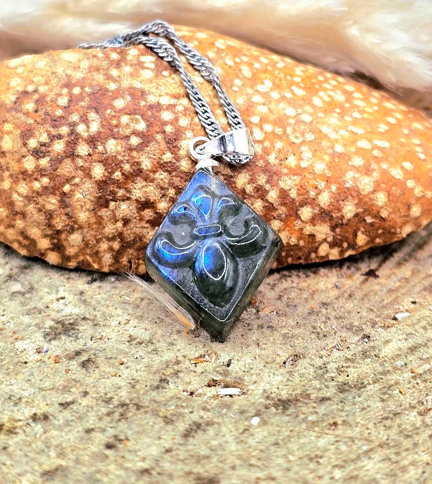 Nature Labradorite Carved Fleur-de-lis Symbol Tile Pendant Necklace