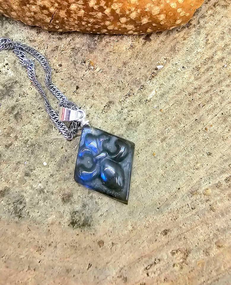 Nature Labradorite Carved Fleur-de-lis Symbol Tile Pendant Necklace