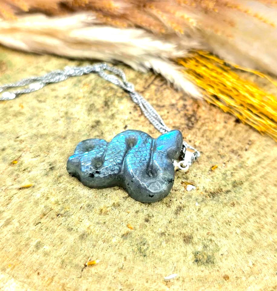 Nature Labradorite Carved Flashy Snake Pendant Necklace
