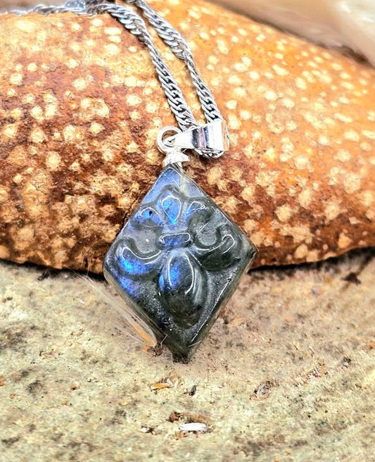 Nature Labradorite Carved Fleur-de-lis Symbol Tile Pendant Necklace