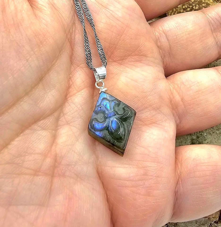 Nature Labradorite Carved Fleur-de-lis Symbol Tile Pendant Necklace
