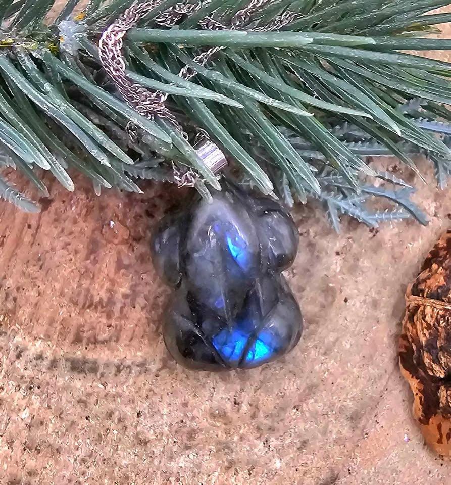 Nature Labradorite Carved Flashy Frog Pendant Necklace