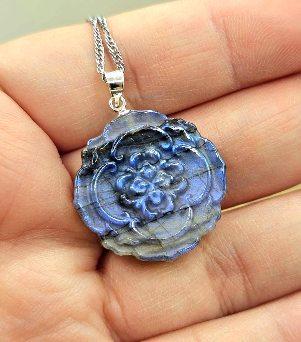 Nature Labradorite Carved Floral Pendant Necklace