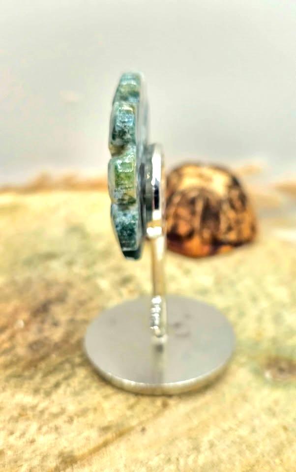 Nature Green Moss Agate Carved Sunflower Stand .