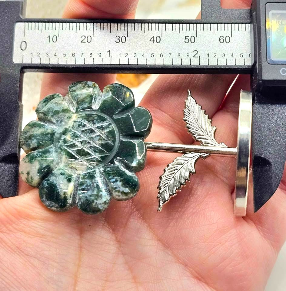 Nature Green Moss Agate Carved Sunflower Stand .