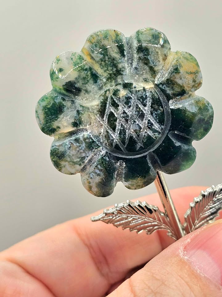 Nature Green Moss Agate Carved Sunflower Stand .