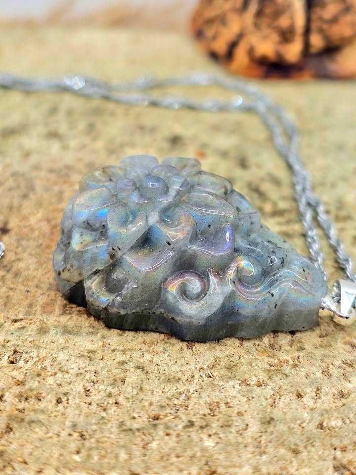 Nature Labradorite Flower Pendant Necklace