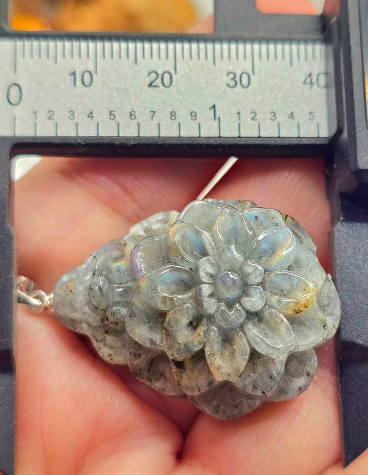 Nature Labradorite Flower Pendant Necklace