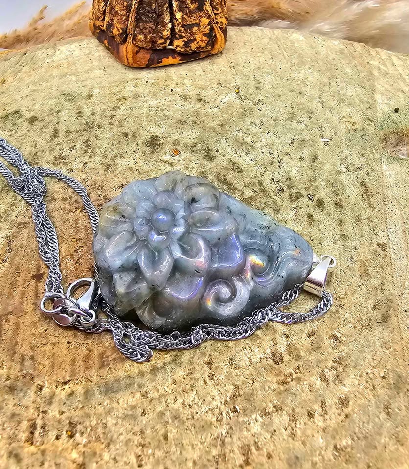 Nature Labradorite Flower Pendant Necklace