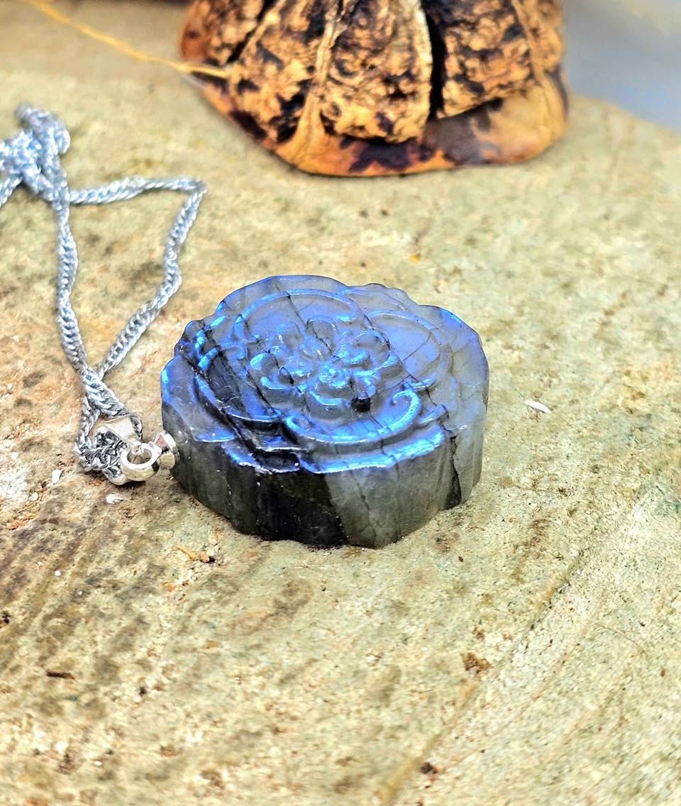 Nature Labradorite Carved Floral Pendant Necklace