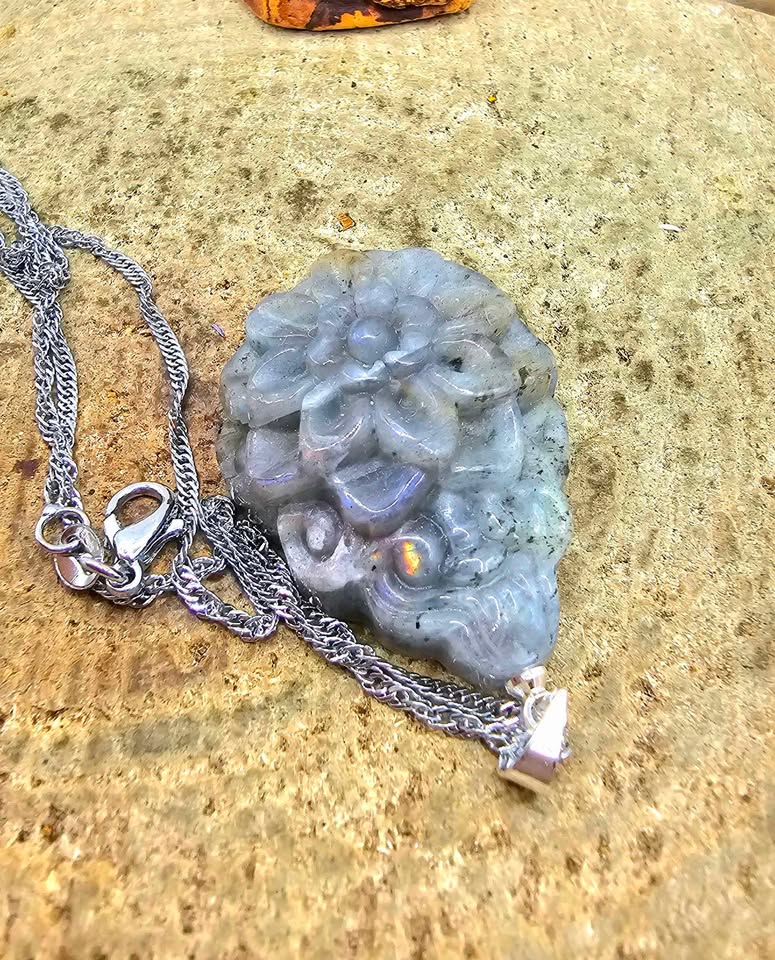 Nature Labradorite Flower Pendant Necklace