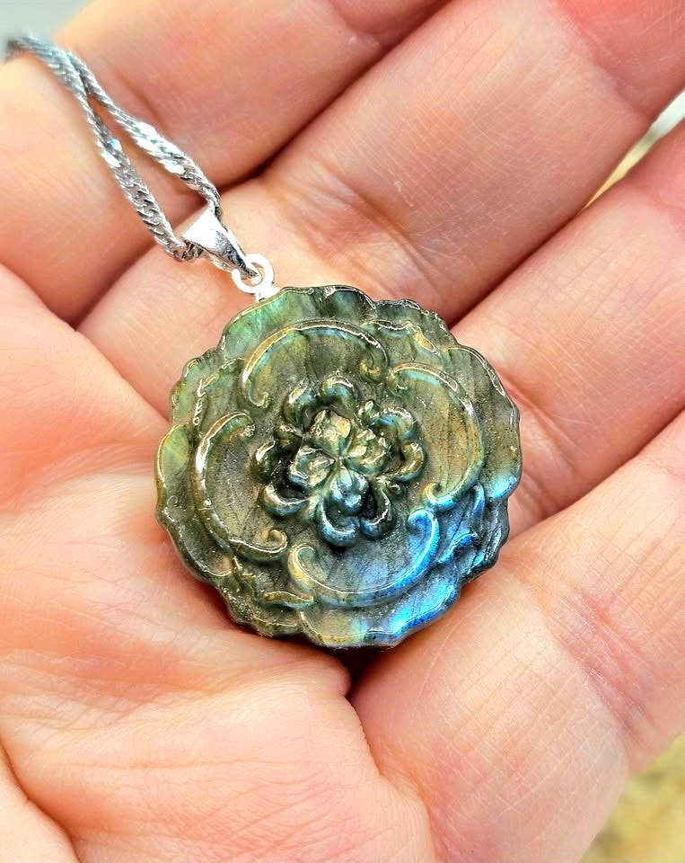 Natural labradorite flashy floral pendant necklace size reference — My Aura Gemstones