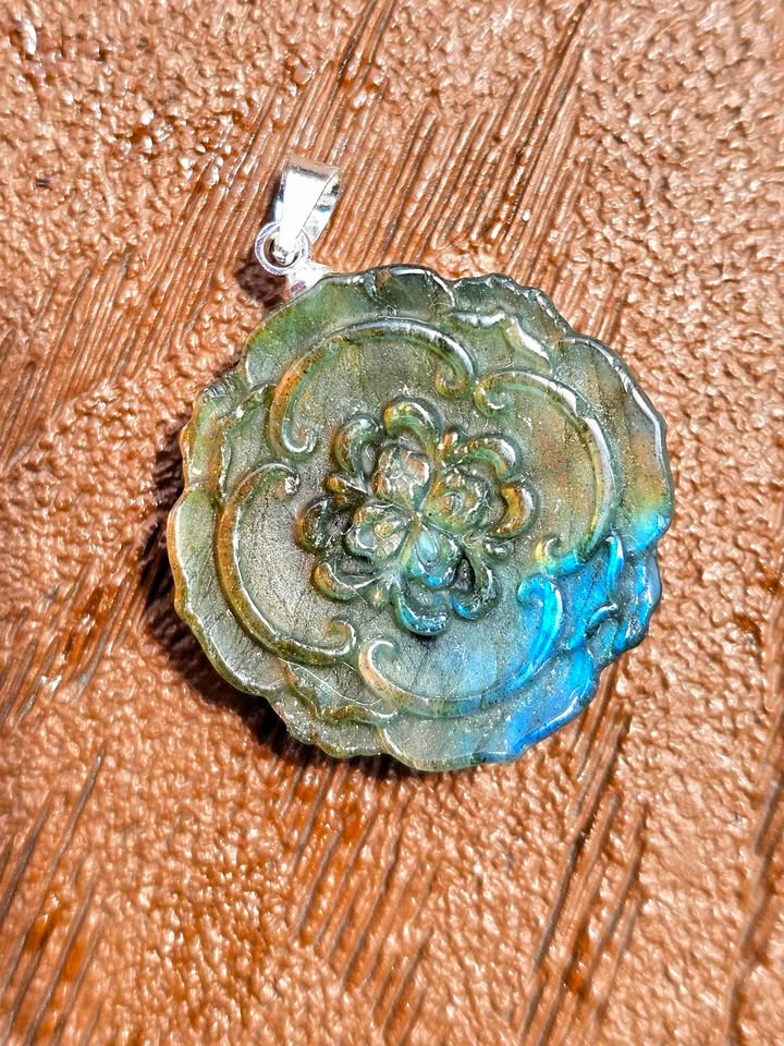 Natural labradorite flashy floral pendant necklace close-up — My Aura Gemstones