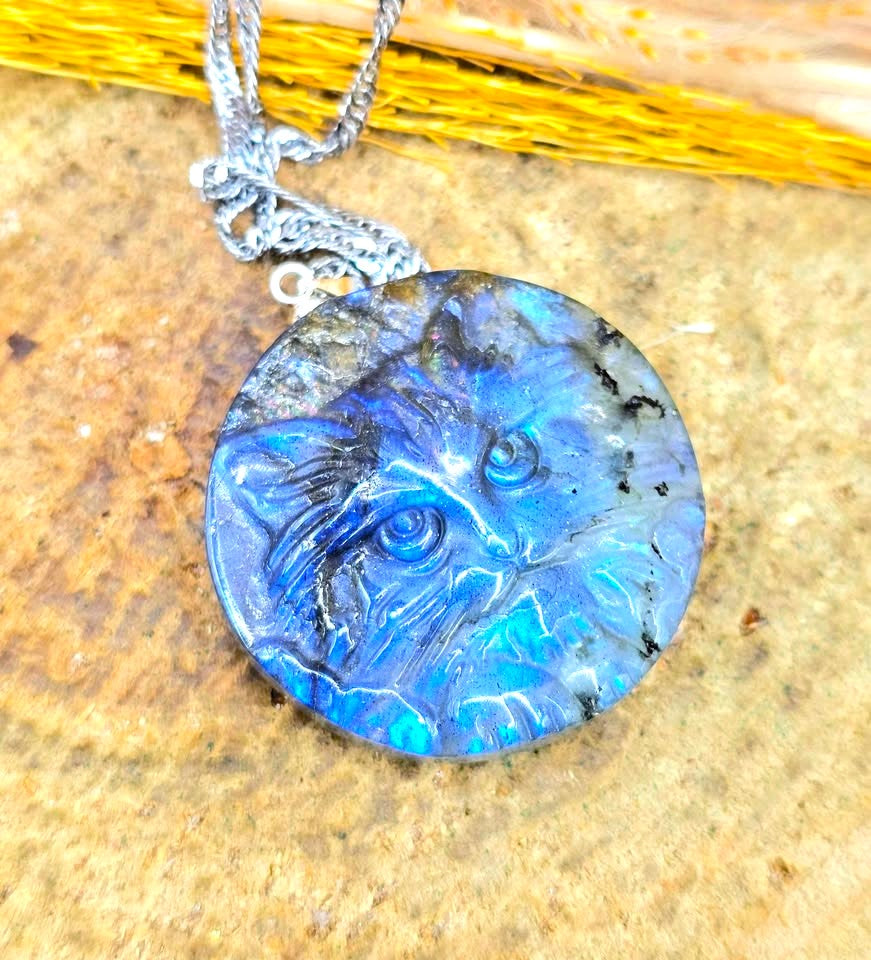 Labradorite cat face pendant side view — My Aura Gemstones