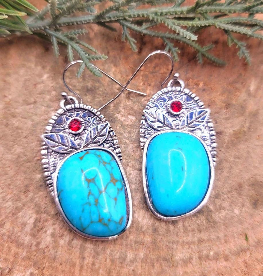 Beautiful Silver Tone Turquoise Accent Howlite Leaf Carved Pendant Necklace
