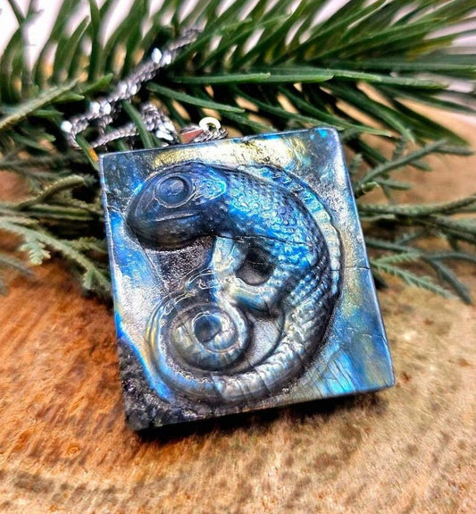 Beautiful Nature Labradorite Flashy Carved Chameleon Tile Pendant Necklace