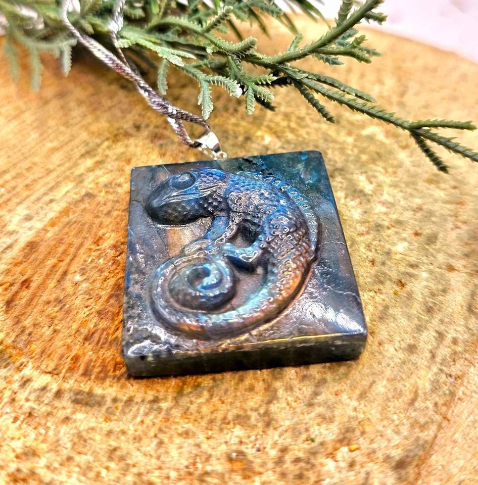 Beautiful Nature Labradorite Flashy Carved Chameleon Tile Pendant Necklace