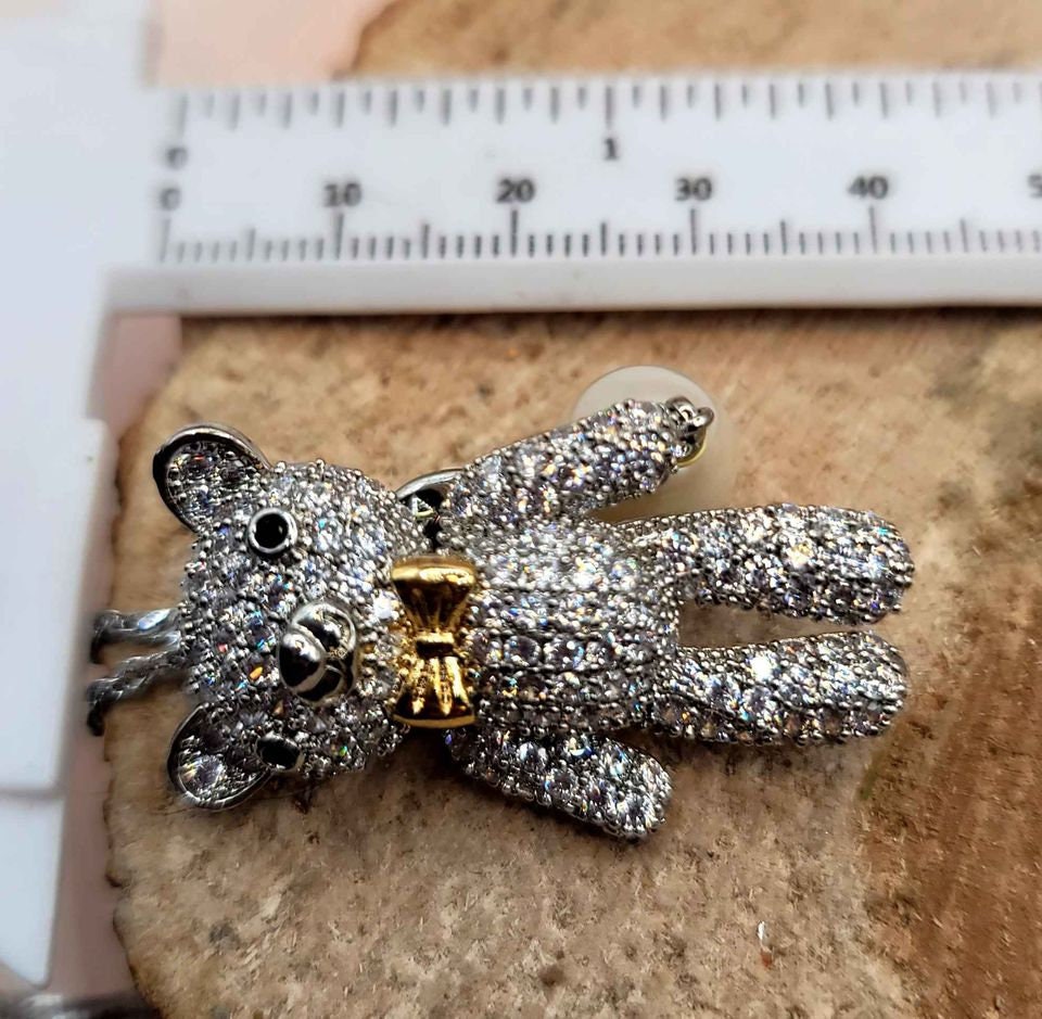 Adorable Sparking Bear Carrying A Teardrop Pink Pearl Pendant Necklace