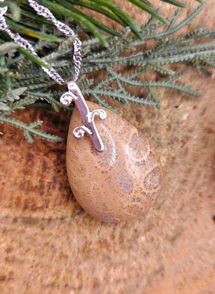 Beautiful Nature Teardrop Coral Jade Agate Pendant Necklace