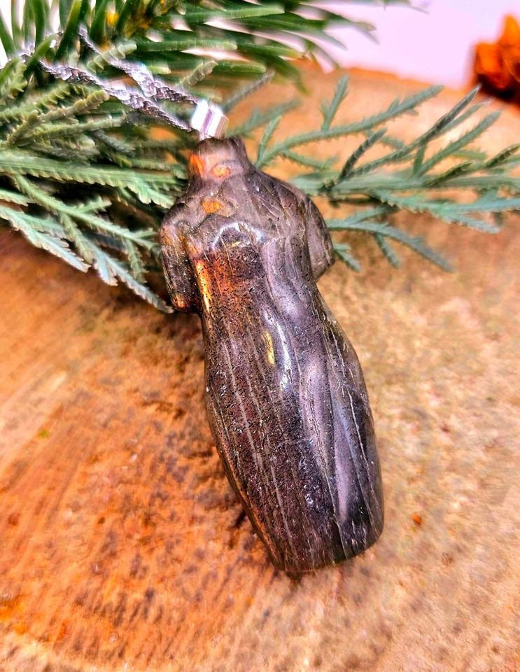 Unique Nature Labradorite Strong Gold Flash Cheongsam Pendant Necklace