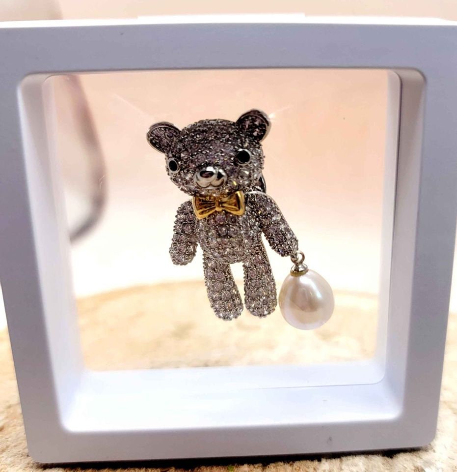 Adorable Sparking Bear Carrying A Teardrop Pink Pearl Pendant Necklace