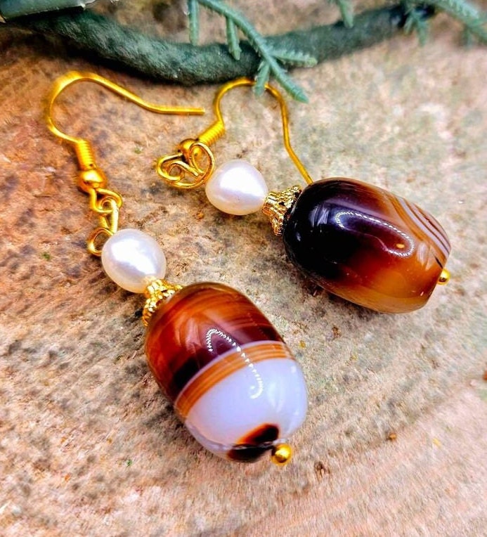 Banded agate dangle earrings with flashy pearl accent — My Aura Gemstones