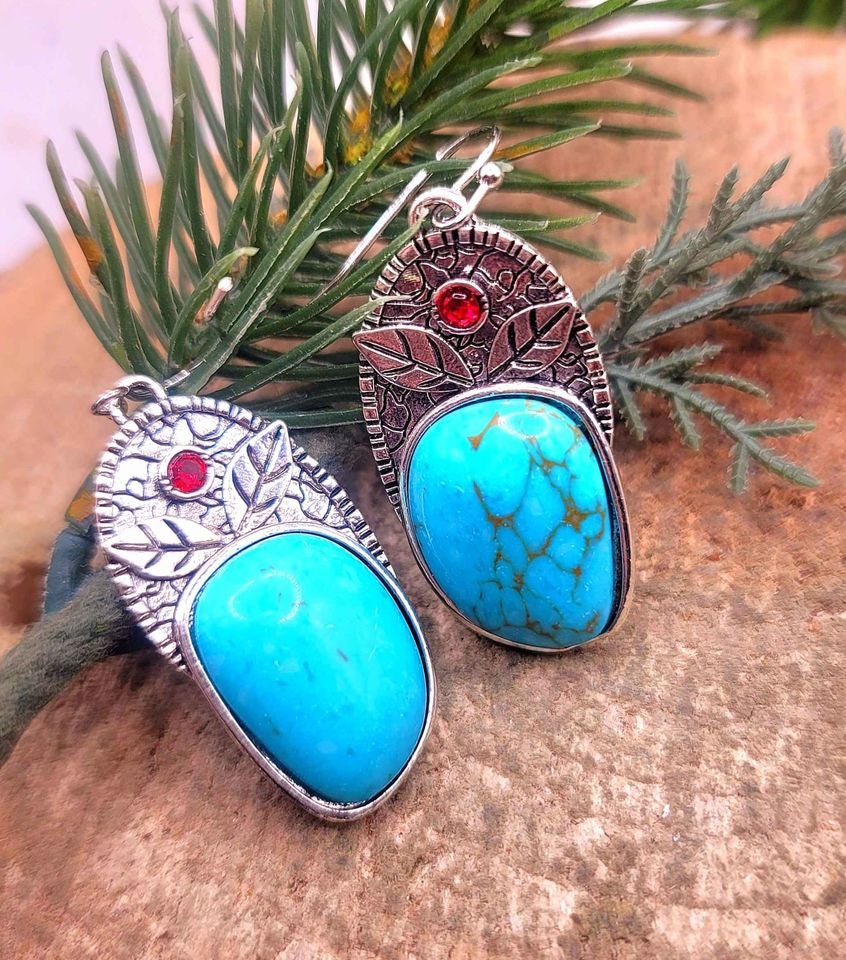 Beautiful Silver Tone Turquoise Accent Howlite Leaf Carved Pendant Necklace