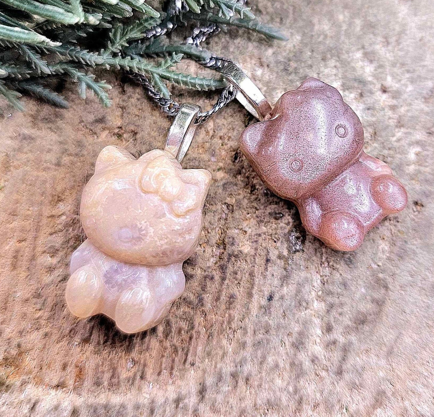 Adorable Nature Stone Agate Carved  Kitty Pendant Necklace