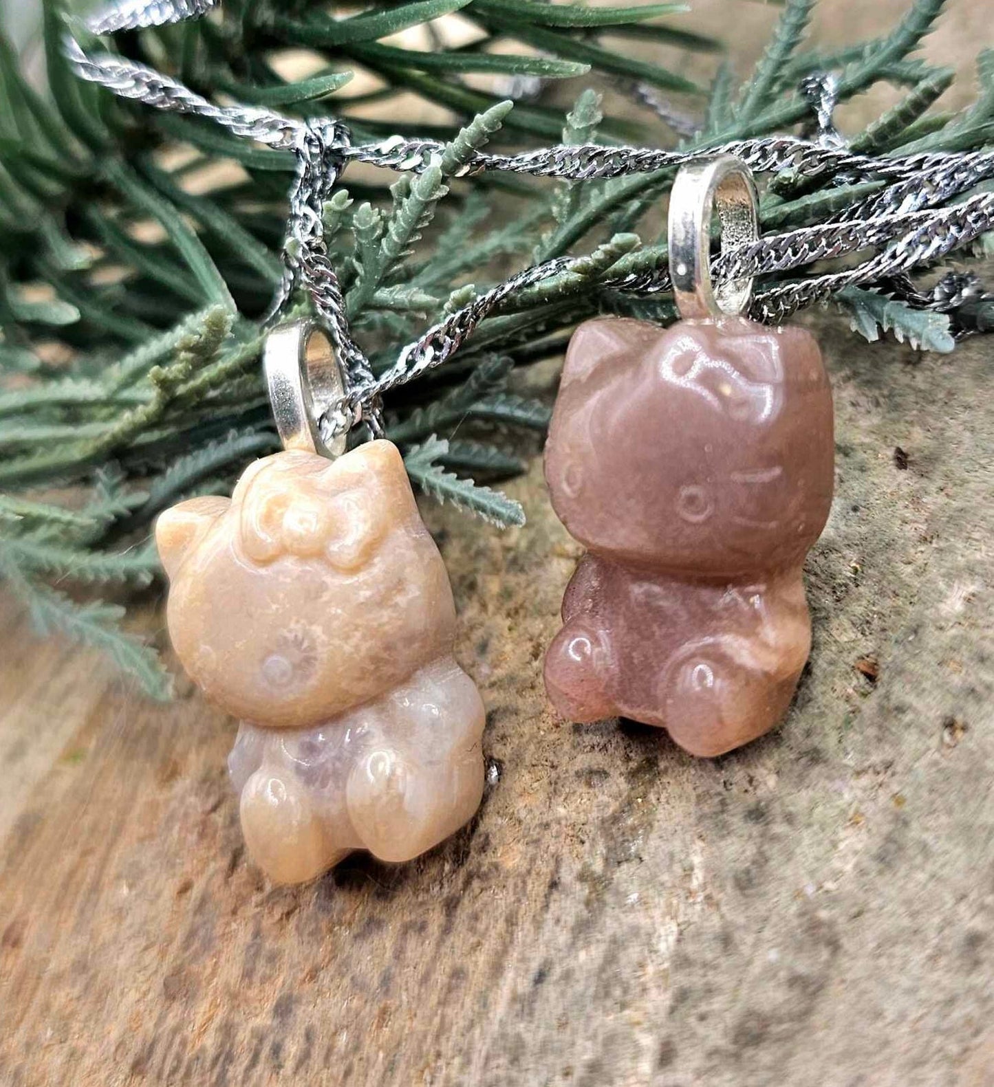 Adorable Nature Stone Agate Carved  Kitty Pendant Necklace