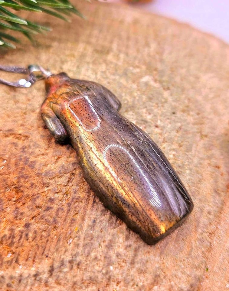 Unique Nature Labradorite Strong Gold Flash Cheongsam Pendant Necklace