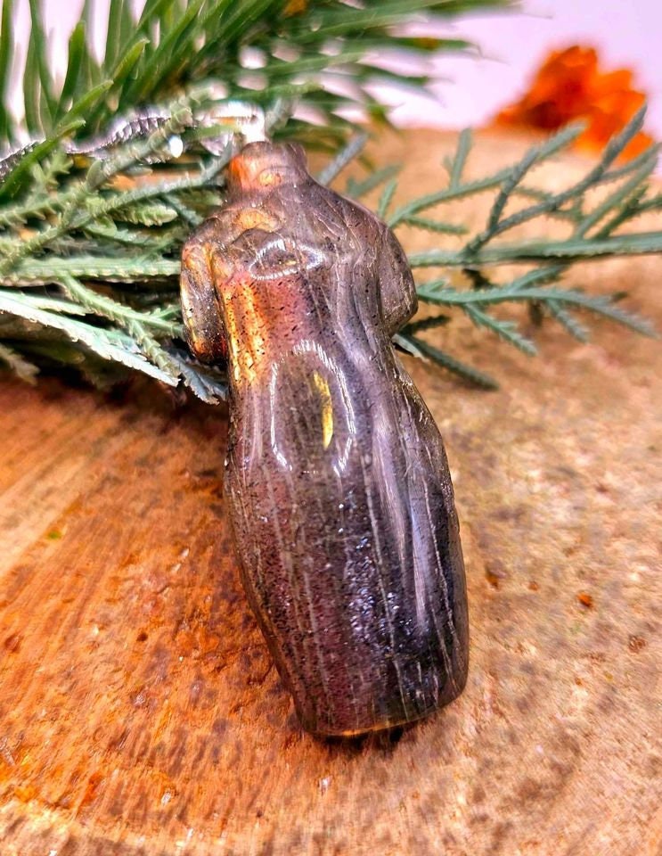 Unique Nature Labradorite Strong Gold Flash Cheongsam Pendant Necklace