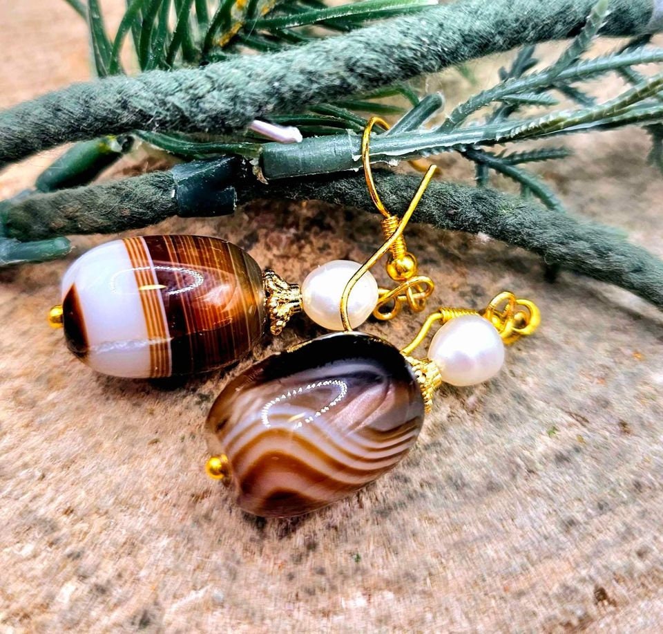 Beautiful Nature Banded Agate Flashy Pearl Dangle Earring
