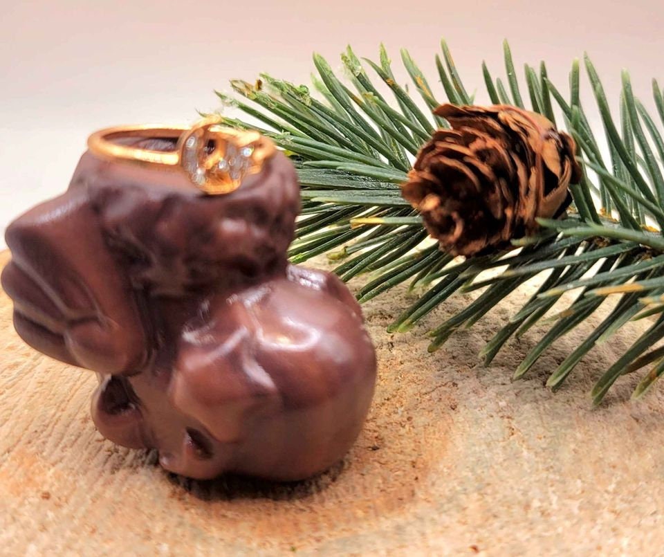 Nature Red Jade Stone Hand Carved Magical Stocking Holder