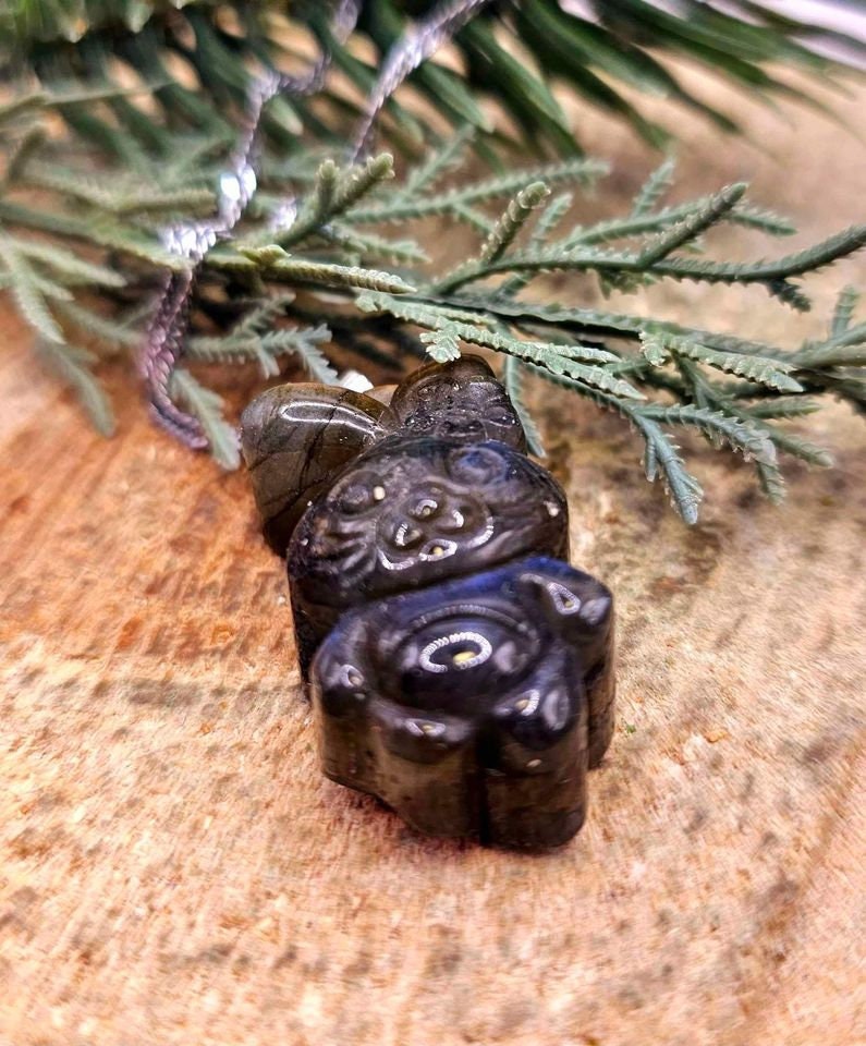 Adorable Nature Labradorite Carved Flashy Rabbit With Flower Pendant Necklace