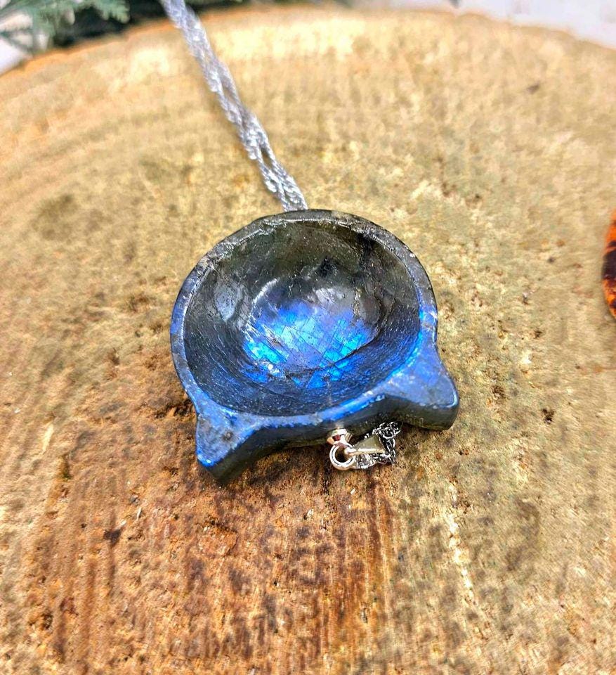 Nature Labradorite Carved Flashy Cat Dish Pendant Necklace.