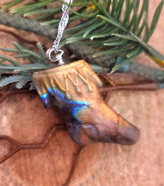 Beautiful Nature Labradorite Strong Flash Hand Carved Stocking Pendant Necklace